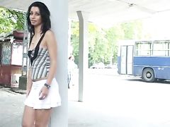 Отличная подборка писающих на улице извращенных девчонок