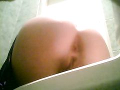 Красивая выпускница универа писает в туалете перед скрытой камерой