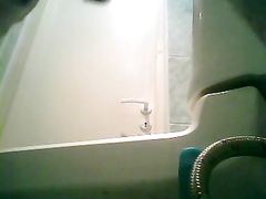 Писающая женщина засветила свою пизду на скрытую камеру