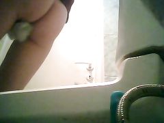 Ссущая выпускница показала пизду на скрытую камеру в женском туалете