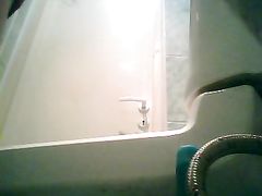 Ссущая выпускница показала пизду на скрытую камеру в женском туалете