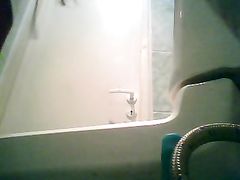 Ссущая выпускница показала пизду на скрытую камеру в женском туалете