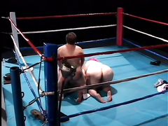 Миниатюрный рефери занялся сексом на ринге с двумя жирными тетками