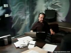 Богатый зрелый карлик трахает шлюху с идеальными формами