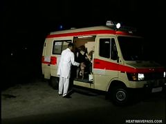 Пострадавший в аварии парень занялся сексом с карлицами в скорой