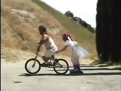 Возбужденные лилипуты трахаются на диване после прогулки