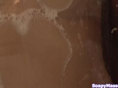 Массажистка лесбиянка устроила азиатской клиентке йони массаж