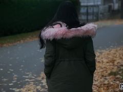 Печальная клоунесса сосет лучше всех у толпы мужиков