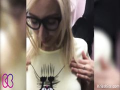 В кабинке для переодевания юная краля сама себе ласкает киску