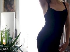 Лучистая француженка с красивым телом ласкает киску пальчиками