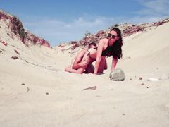 Пляжный секс в позе догги стайл от красивой русской пары
