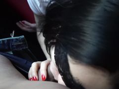 Экстремальная русская девушка смачно сосет в поезде член бойфренда