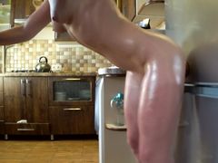 Обалденная русская девушка в масле активно мастурбирует на кухне
