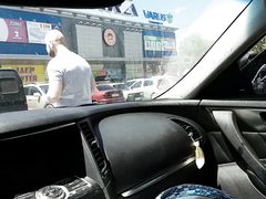 Азартная русская девушка отсосала в машине на людной парковке