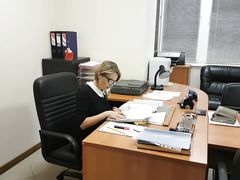 Очкастая русская секретарша отсосала в офисе у своего босса