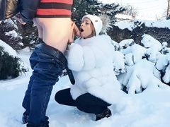 Быстрый оральный секс зимой на улице с тепло одетой русской девкой