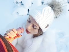 Быстрый оральный секс зимой на улице с тепло одетой русской девкой