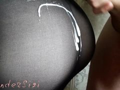 Паренек кончил на колготки подруги после минета и дрочки между ног