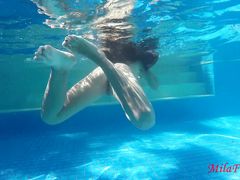 Классные русские девки и парень занялись сексом под водой