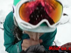 Экстремальная русская телка занялась оральным сексом на снегу