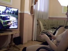 Милая украинская девушка играет в приставку Ps4 и кончает от дрочки