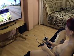 Милая украинская девушка играет в приставку Ps4 и кончает от дрочки