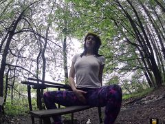 Экстремальная украинская девчонка мастурбирует в лесу свою дырочку