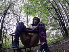 Экстремальная украинская девчонка мастурбирует в лесу свою дырочку
