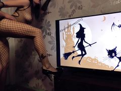 Горячая хохлушка в образе дьяволицы трахается на сексуальный Хэллоуин