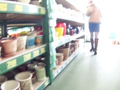 Милая украинка демонстрирует пизду под юбкой в магазине Икеа