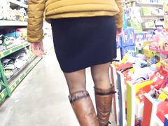 Милая украинка демонстрирует пизду под юбкой в магазине Икеа