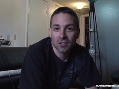 Спонсор задорно подкидывает обнаженную модель на своем длинном члене
