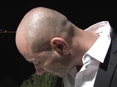 Лысый мужик трахает брюнетку с красивыми большими сиськами