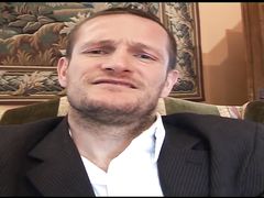 Небритый француз жестко трахает мулатку в рабочую попочку