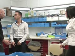 Французская бизнес леди трахается в попу с двумя коллегами