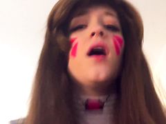 Косплей видео с юной девкой в эротичном и сексуальном костюме из спандекса