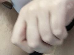 Крупненькая девушка в трусиках мастурбирует вибратором писечку