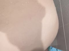 Подглядывающий парень трахнул в душе девушку с большой попой