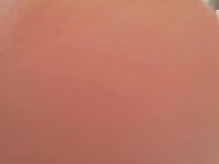 Девка с большими сиськами и попой приняла душ и потрахалась