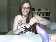 Очкастая девчонка показывает свои секс игрушки в эротическом чате