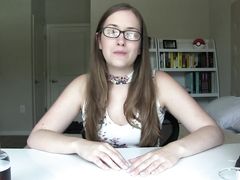 Очкастая девчонка показывает свои секс игрушки в эротическом чате
