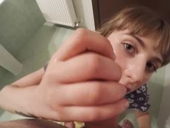 Скромная румынка соглашается сделать слюнявый минет на камеру от 1 лица