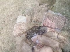 Похотливый чувак трахает на природе красивую девушку в очках