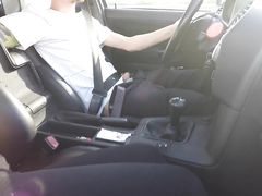 Отзывчивая румынская куколка отсосала в машине у парня