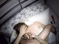 Неугомонный зрелый отчим трахает падчерицу в полной темноте