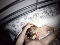 Неугомонный зрелый отчим трахает падчерицу в полной темноте