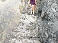Пышногрудая девушка в купальнике трахается на пляже с бойфрендом