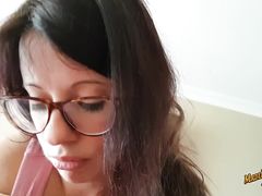 Пышногрудая испанская девушка в очках занялась сексом от 1 лица
