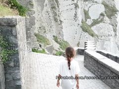 Туристка в гостиничном номере лижет анус новому приятелю