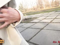 Страстные экстремальные любовники занимаются сексом в парке